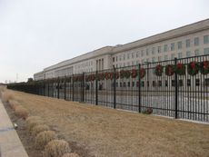 033 Kränze am Zaun zum Pentagon.JPG